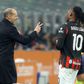 Allegri, treinador do Milan, a dar indicações a Rafael Leão, estrela da equipa