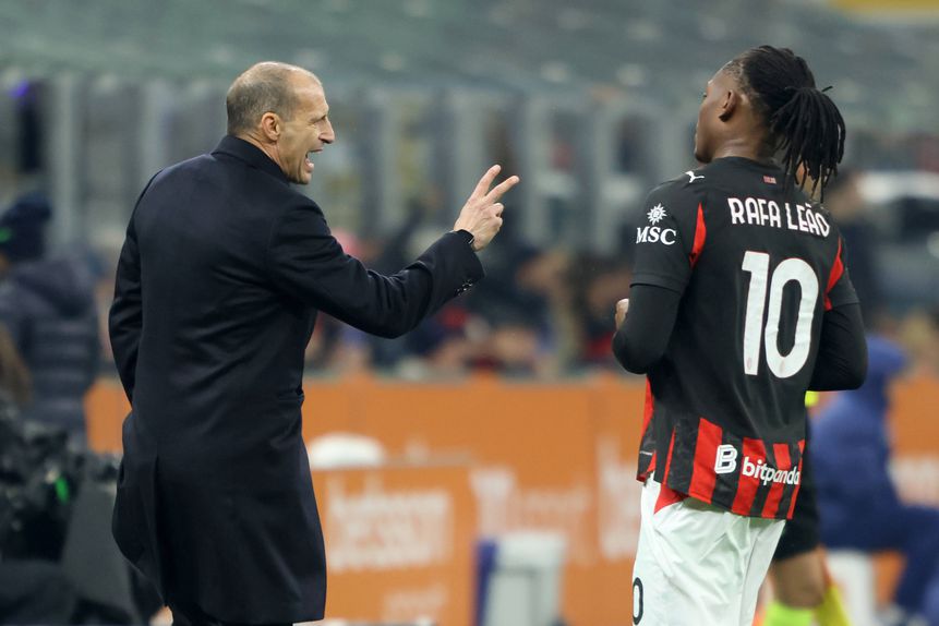 Allegri, treinador do Milan, a dar indicações a Rafael Leão, estrela da equipa