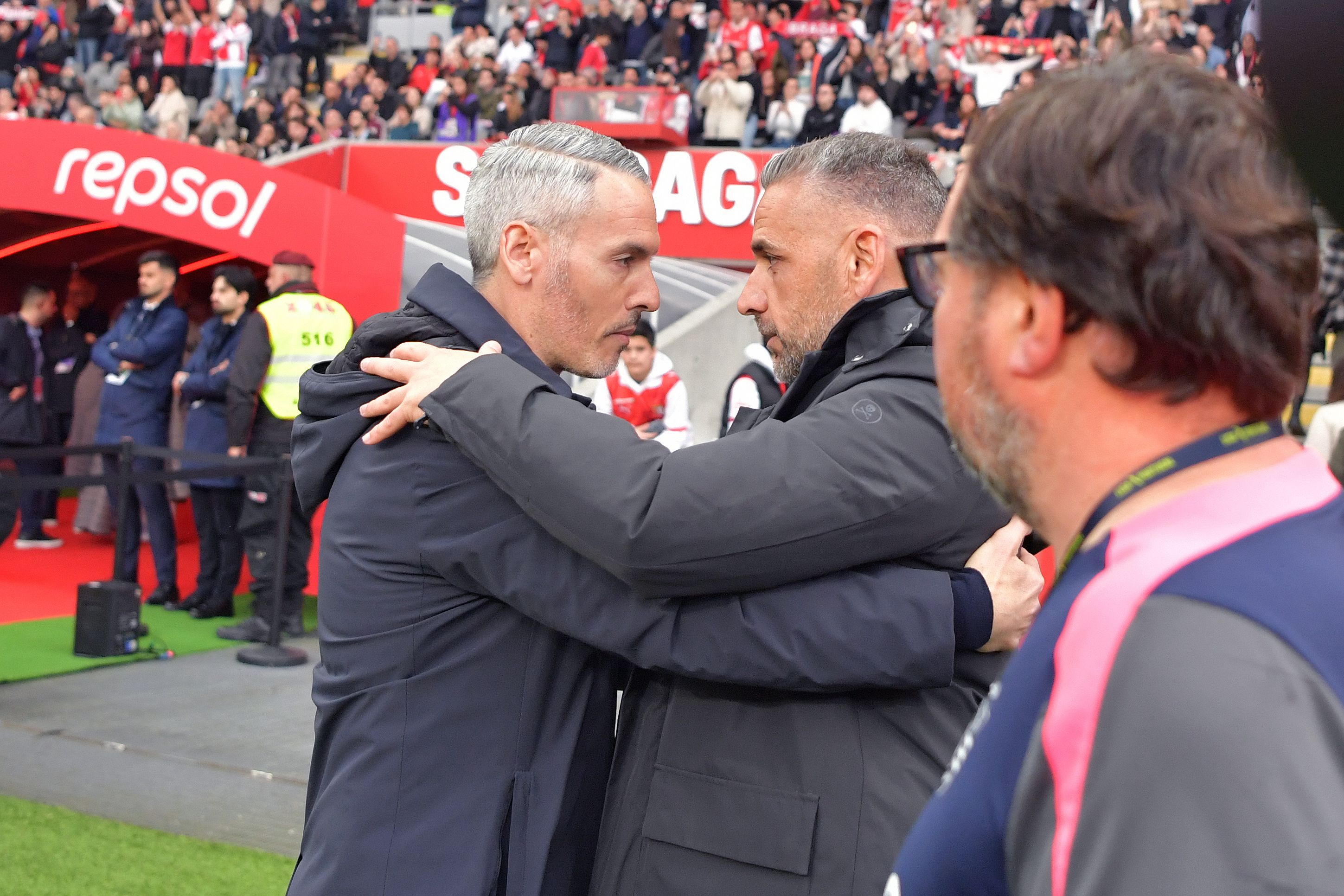 Carlos Vicens e Rui Borges abraçaram-se antes do jogo entre o SC Braga e o Sporting - Foto: Rogério Ferreira/Kapta+