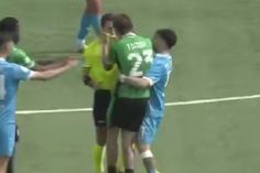 Jogador do Sassuolo perde a cabeça e agarra árbitro pelos colarinhos