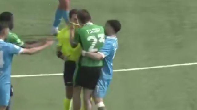 Jogador do Sassuolo perde a cabeça e agarra árbitro pelos colarinhos