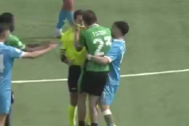 Jogador do Sassuolo perde a cabeça e agarra árbitro pelos colarinhos