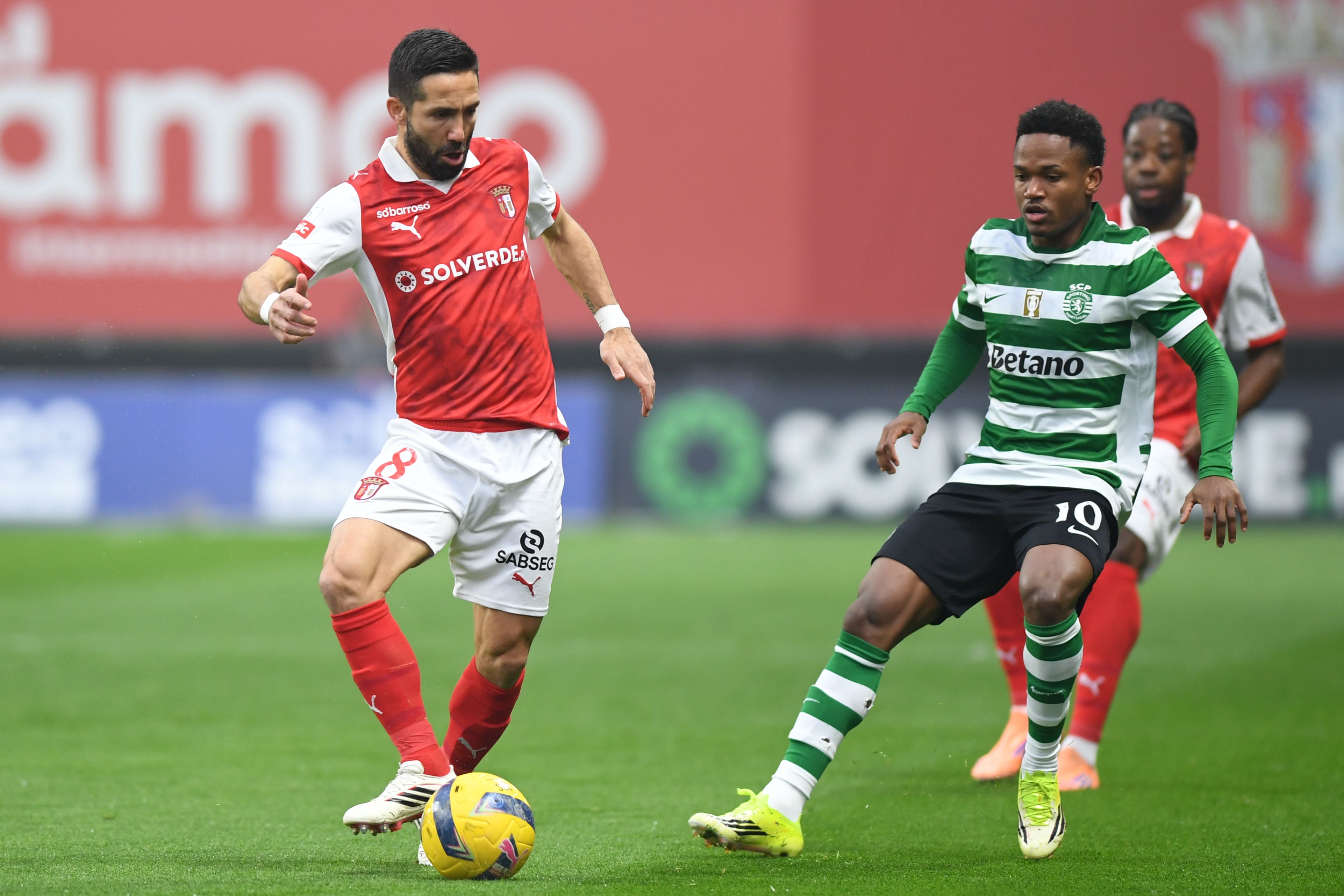 Moutinho recebe a bola perante Catamo no jogo entre o SC Braga e o Sporting  - Foto: Rogério Ferreira/Kapta+