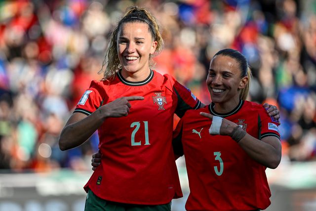 As protagonistas do primeiro golo: Ana Capeta marcou, Lúcia Alves assistiu - Foto: FERNANDO VELUDO / LUSA