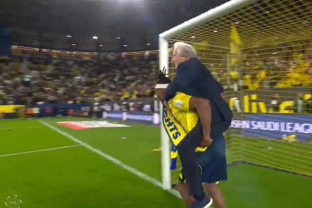 Jorge Jesus festeja vitória do Al Nassr... às cavalitas (vídeo)