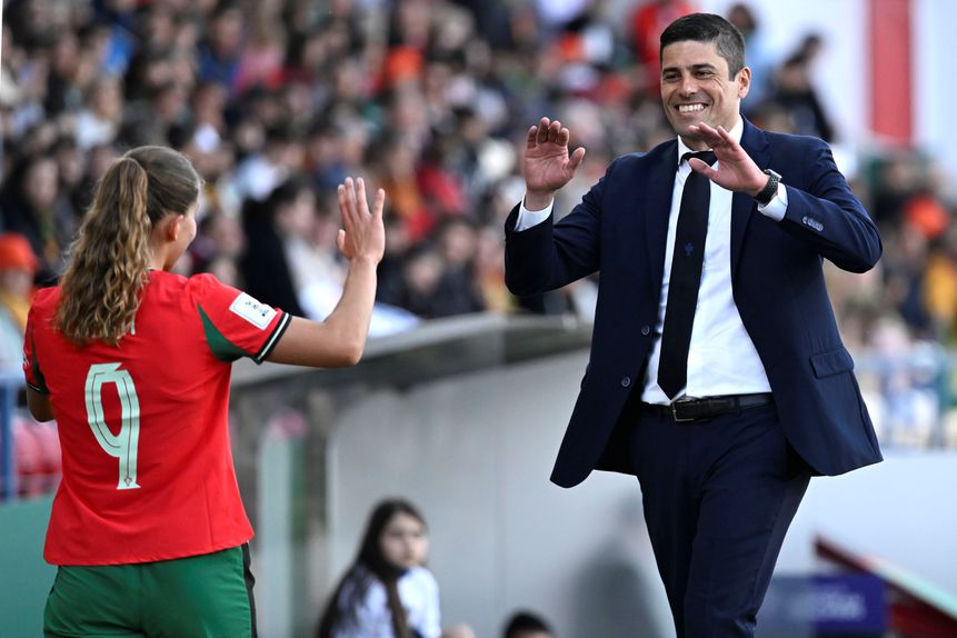 Francisco Neto parabeniza Carolina Santiago pela exibição - Foto: FERNANDO VELUDO / LUSA