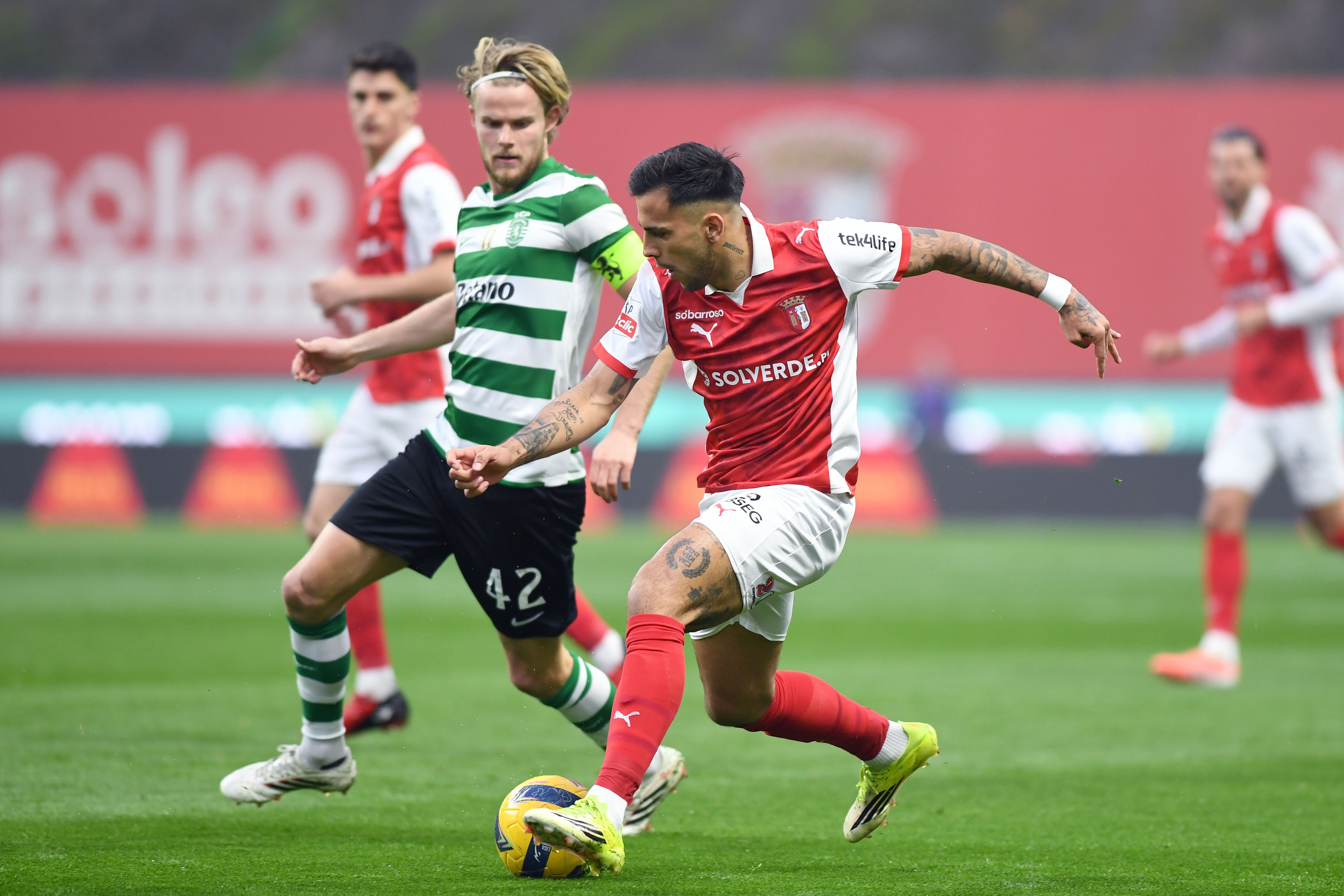 Zalazar foge a Hjulmand no jogo entre o SC Braga e o Sporting  - Foto: Rogério Ferreira/Kapta+