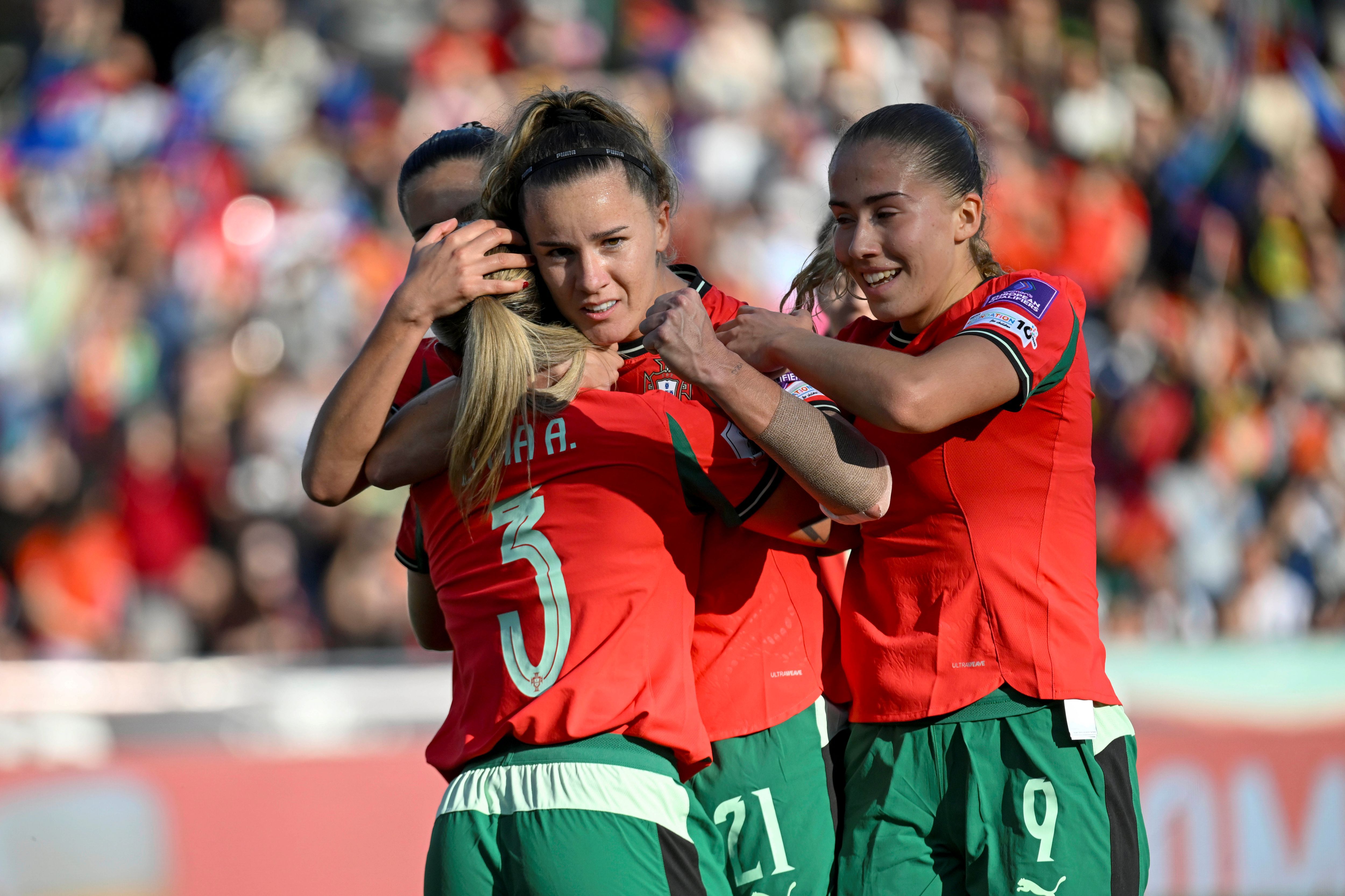 Navegadoras celebram o golo de Ana Capeta - Foto: FERNANDO VELUDO/LUSA