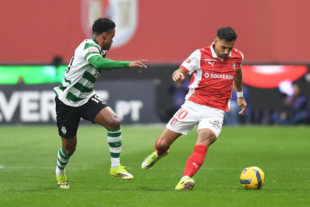 Zalazar num lance em que tenta passar por Catamo - Foto: Rogério Ferreira/Kapta+