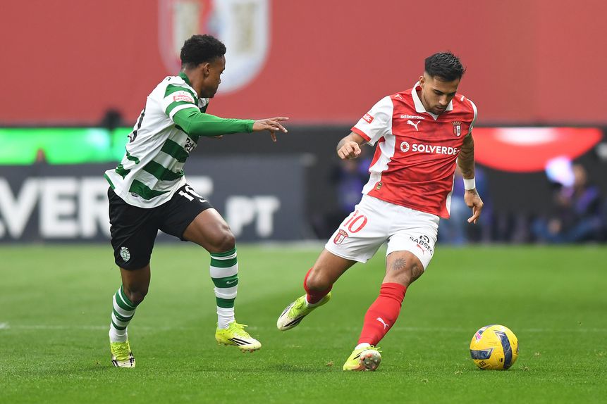 Zalazar num lance em que tenta passar por Catamo - Foto: Rogério Ferreira/Kapta+