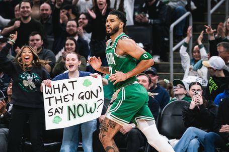Jayson Tatum voltou a jogar após recuperar de lesão - Foto: Celtics/X