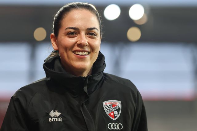 Primeira mulher a treinar uma equipa profissional masculina renova contrato