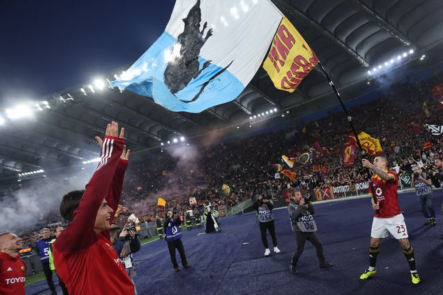 Mancini celebrou a vitória da Roma no dérbi com… bandeira da Lazio