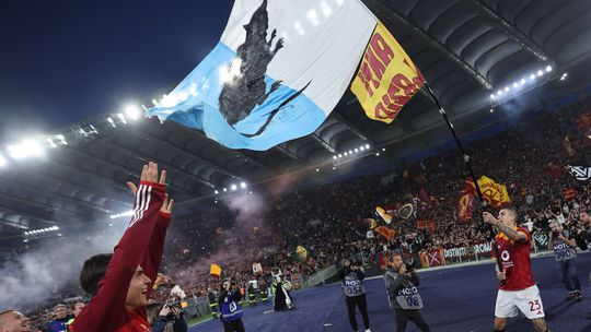 Mancini celebrou a vitória da Roma no dérbi com… bandeira da Lazio