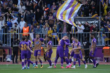 Arda Turan garante feito histórico na primeira experiência como treinador