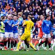 'Old Firm' de loucos: Fábio Silva sofre penálti, Paulo Bernardo assiste