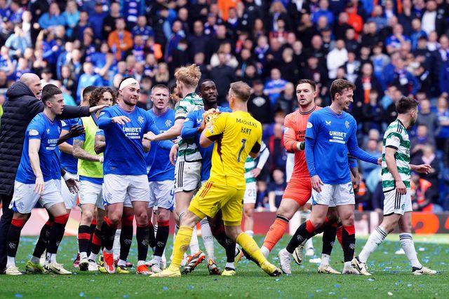 'Old Firm' de loucos: Fábio Silva sofre penálti, Paulo Bernardo assiste