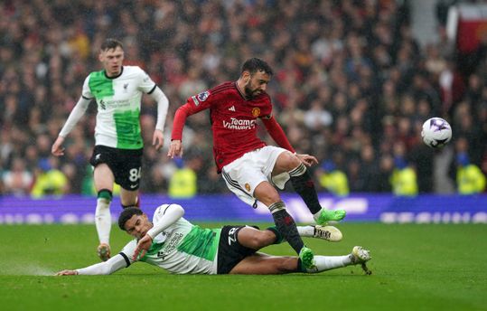 Manchester United e Liverpool empatam a dois