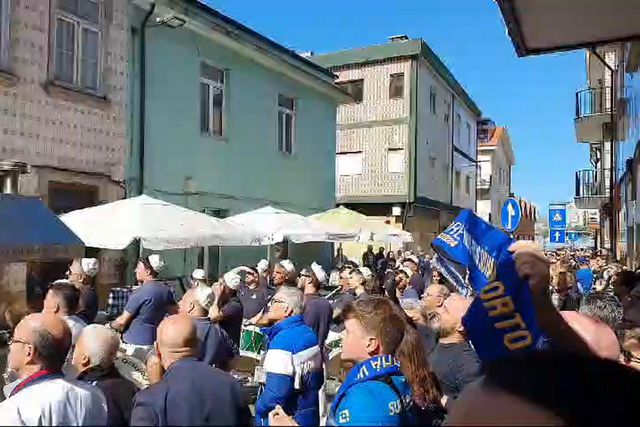 Villas-Boas na mítica janela da Casa do FC Porto da Afurada