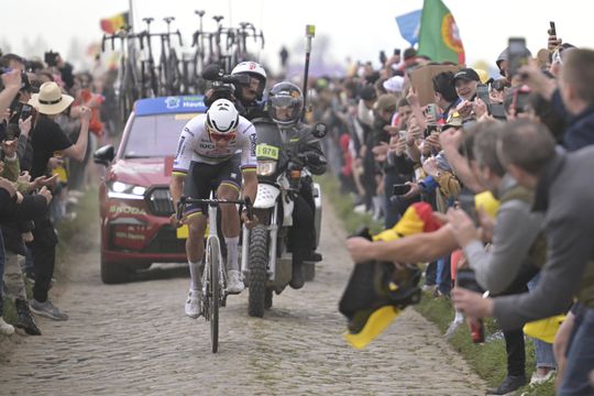 Espectador atira boné para as rodas da bicicleta de Van der Poel na Paris-Roubaix