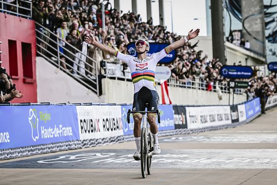 Mathieu van der Poel vence Paris-Roubaix pelo segundo ano consecutivo