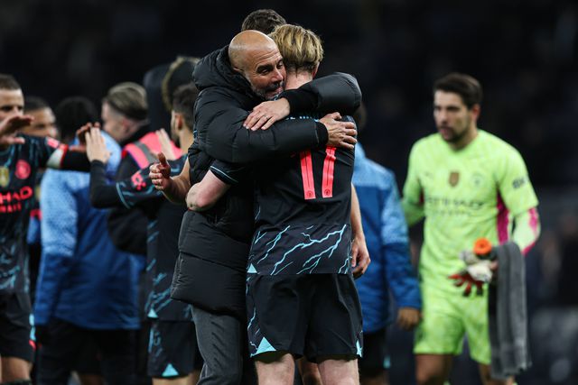 Guardiola rendido a De Bruyne: «Deem-me mais jogadores como ele»