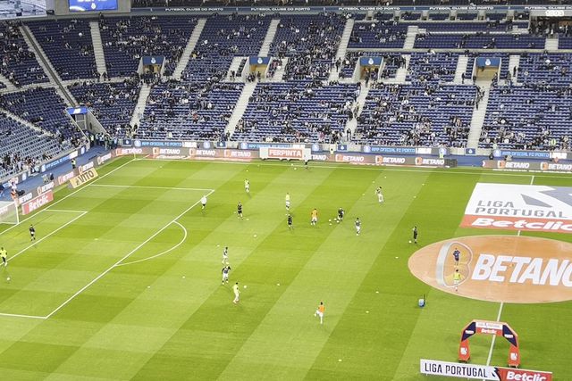 V. Guimarães já aquece no relvado do Dragão (vídeo)