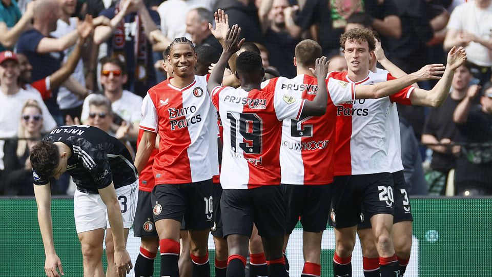 Eredivisie: Feyenoord aplica ‘chapa 6’ ao Ajax