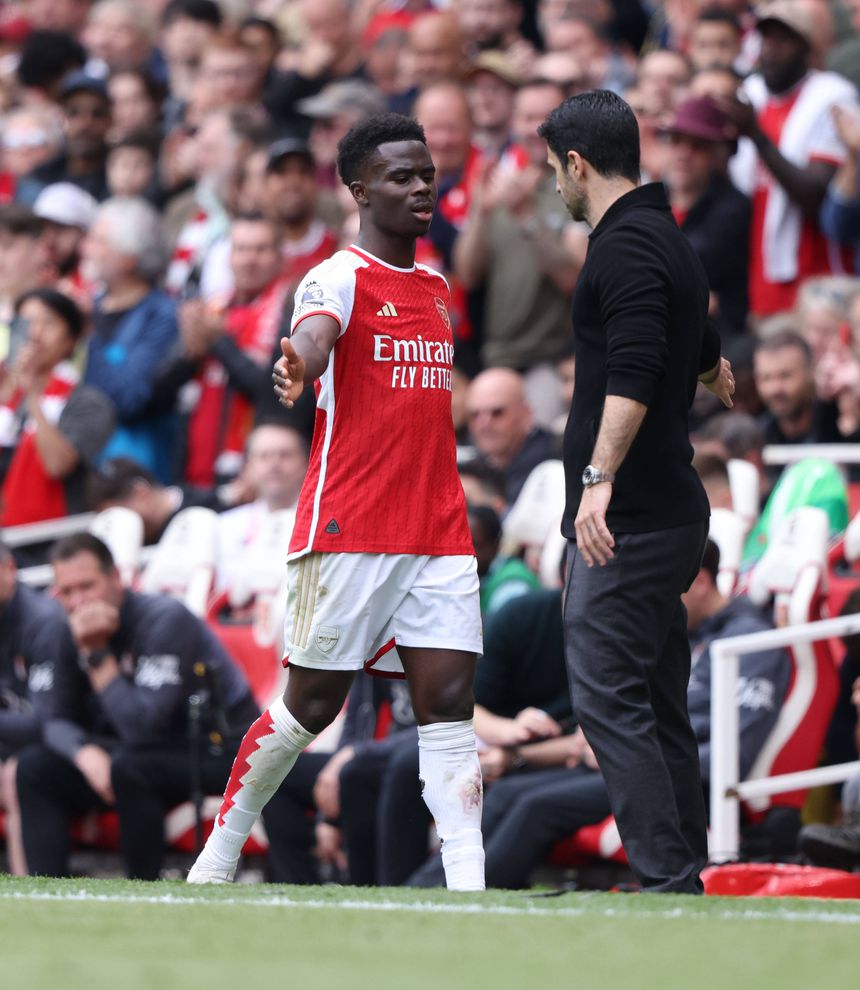 Bukayo Saka e o treinador Mikel Arteta