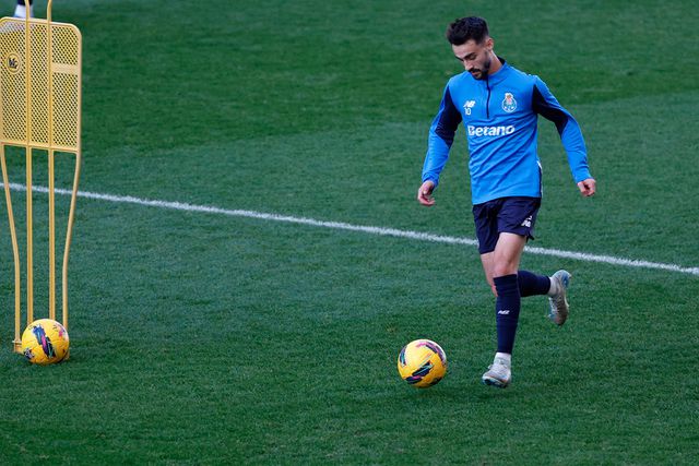 Fábio Vieira em ação no treino realizado no Dragão (Foto: FC Porto)