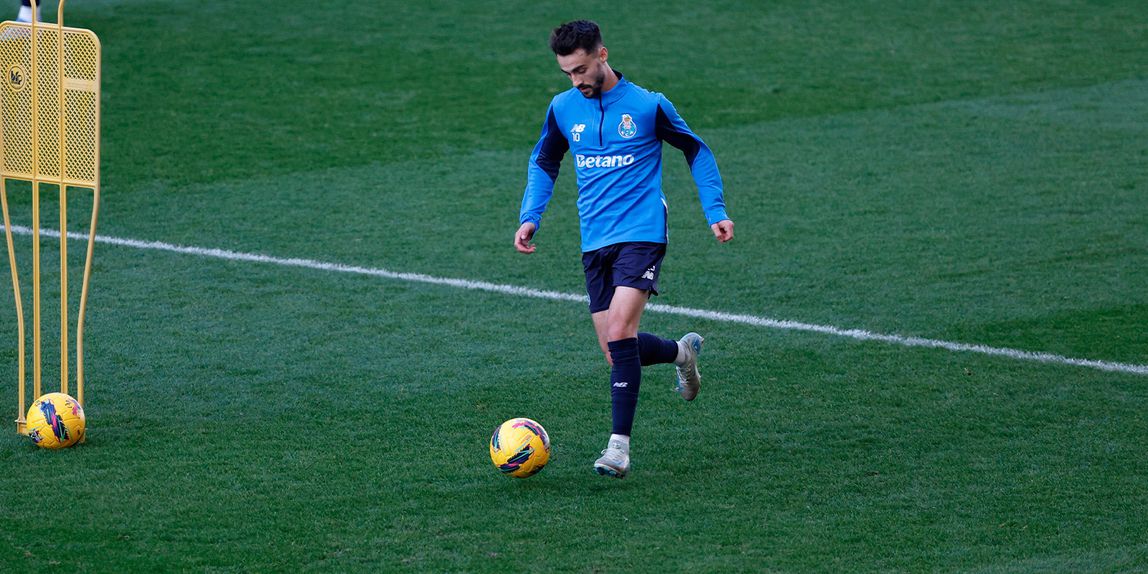 Fábio Vieira em ação no treino realizado no Dragão (Foto: FC Porto)