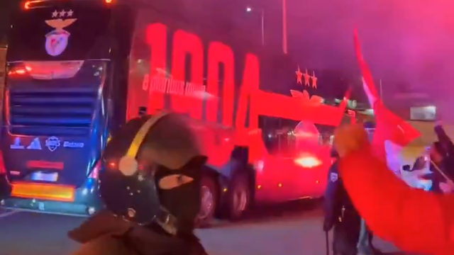 Cânticos, tochas e muita festa no regresso do Benfica a Lisboa
