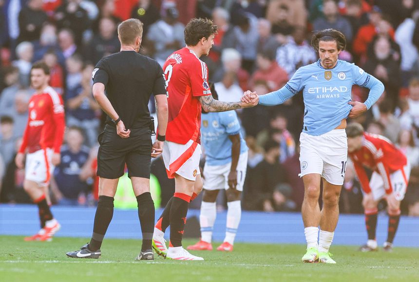 Victor Lindelof e Jacl Grealish após o dérbi entre Manchester United e Manchester City