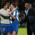 Deco felicita Maniche, o herói do FC Porto em Lyon, pelos dois golos que valeram a qualificação, com McCarthy, Carlos Alberto e César Peixoto por perto