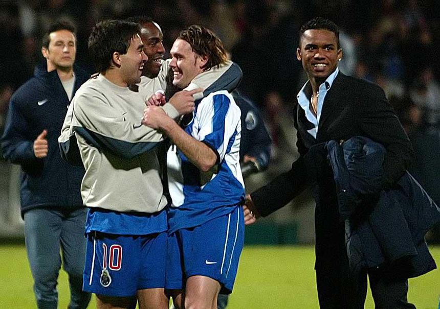 Deco felicita Maniche, o herói do FC Porto em Lyon, pelos dois golos que valeram a qualificação, com McCarthy, Carlos Alberto e César Peixoto por perto