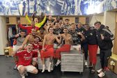 Festa dos jogadores do Benfica no balneário do Dragão depois da vitória por 4-1 sobre o FC Porto