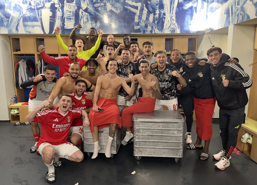 Festa dos jogadores do Benfica no balneário do Dragão depois da vitória por 4-1 sobre o FC Porto