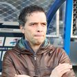 Luís Castro, treinador do Dunkerque, a orientar mais um jogo na Ligue 2