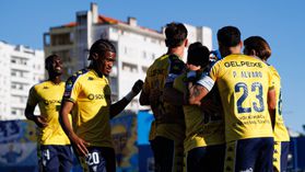 Estoril no mercado por dois centrais para 25/26