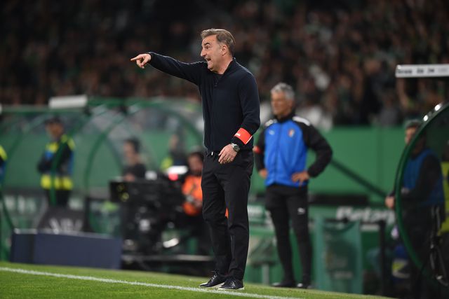 Carlos Carvalhal não se cansou de dar indicações para dentro do relvado, em Alvalade