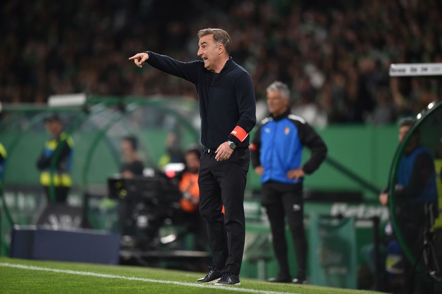 Carlos Carvalhal não se cansou de dar indicações para dentro do relvado, em Alvalade