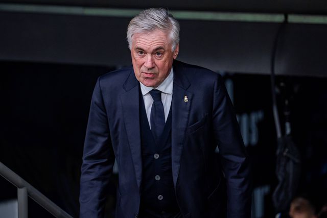 Carlo Ancelotti, treinador do Real Madrid, frustrado com a derrota no Bernabéu com o Valência