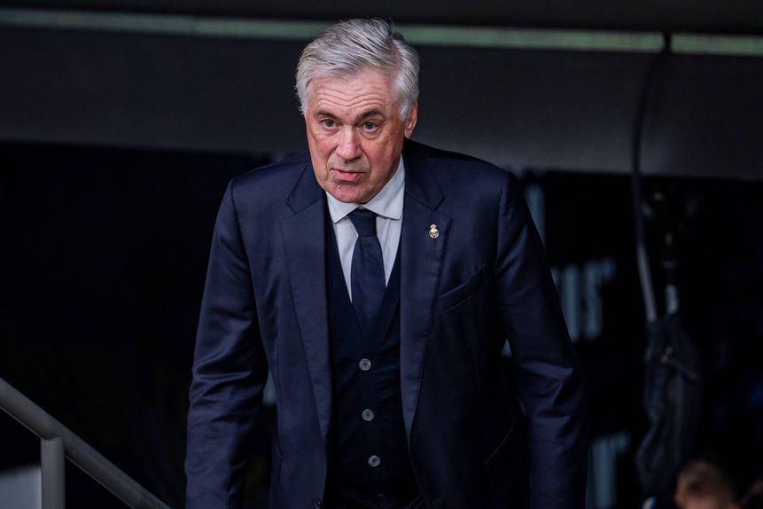 Carlo Ancelotti, treinador do Real Madrid, frustrado com a derrota no Bernabéu com o Valência