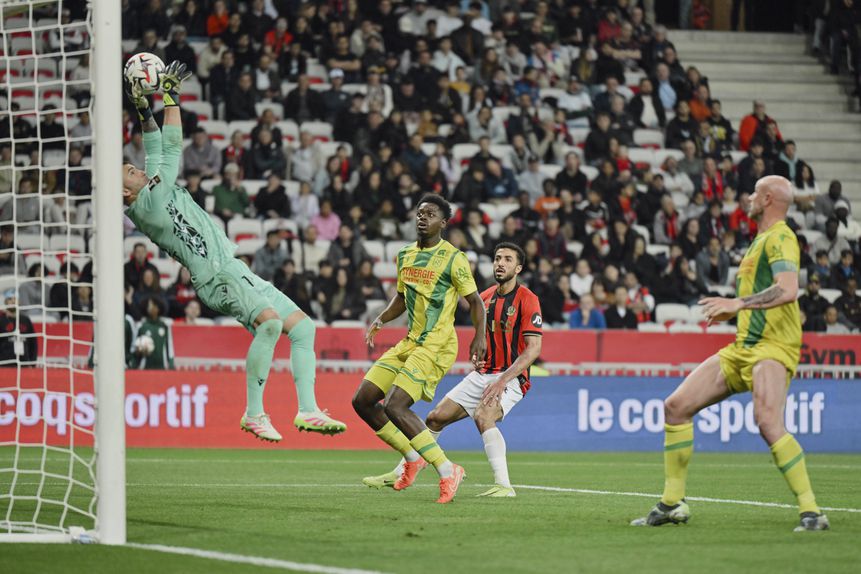 Anthony Lopes voa para defesa