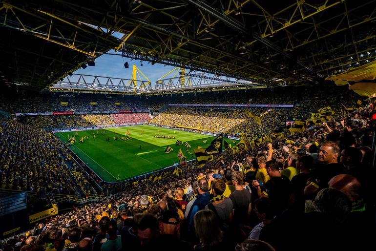 Borussia Dortmund joga no Signal Iduna Park, que tem capacidade para 85 mil pessoas, 66 em jogos UEFA