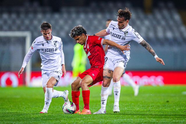 João Mendes (dir.), aqui em luta com Gabriel Silva, inaugurou o marcador no triunfo do Vitória (2-0) sobre o Santa Clara
