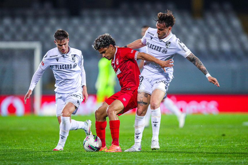 João Mendes (dir.), aqui em luta com Gabriel Silva, inaugurou o marcador no triunfo do Vitória (2-0) sobre o Santa Clara