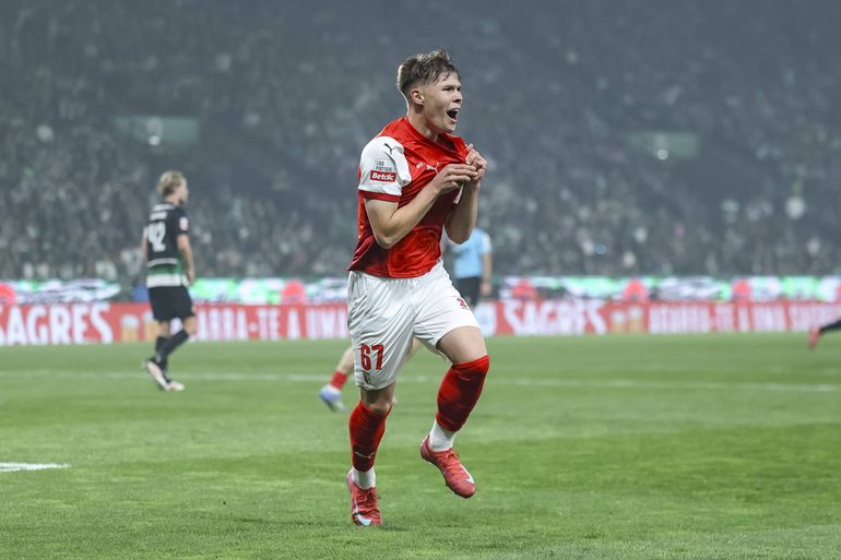 Sporting escorrega e Benfica é líder isolado