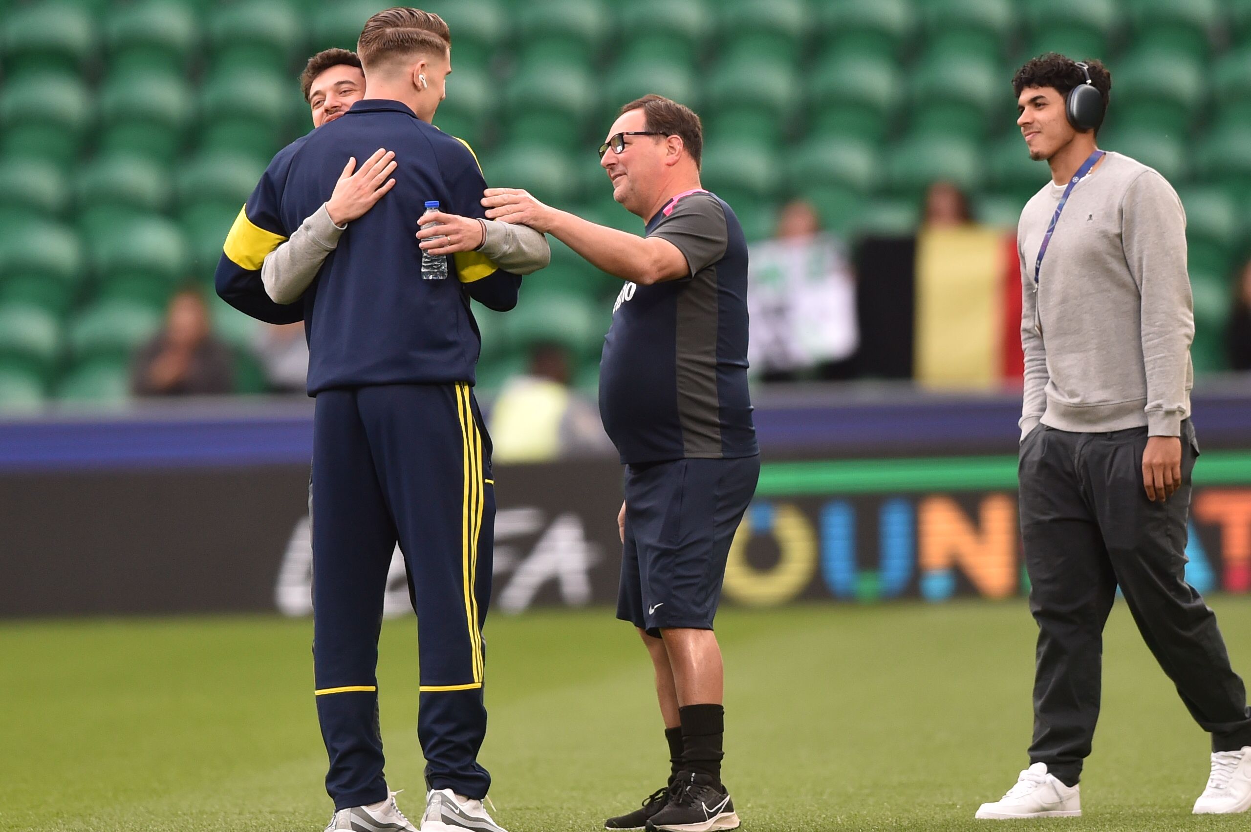 Abraço de Pedro Gonçalves a Gyokeres sob os olhares de Paulinho e João Simões - Foto: Miguel Nunes/A BOLA