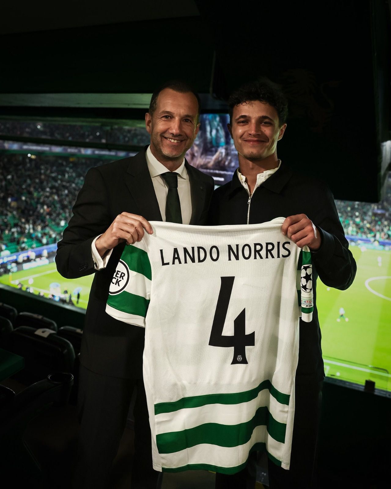 Lando Norris assistiu ao Sporting-Arsenal e recebeu camisola leonina das mãos de Frederico Varandas - Foto: Sporting CP